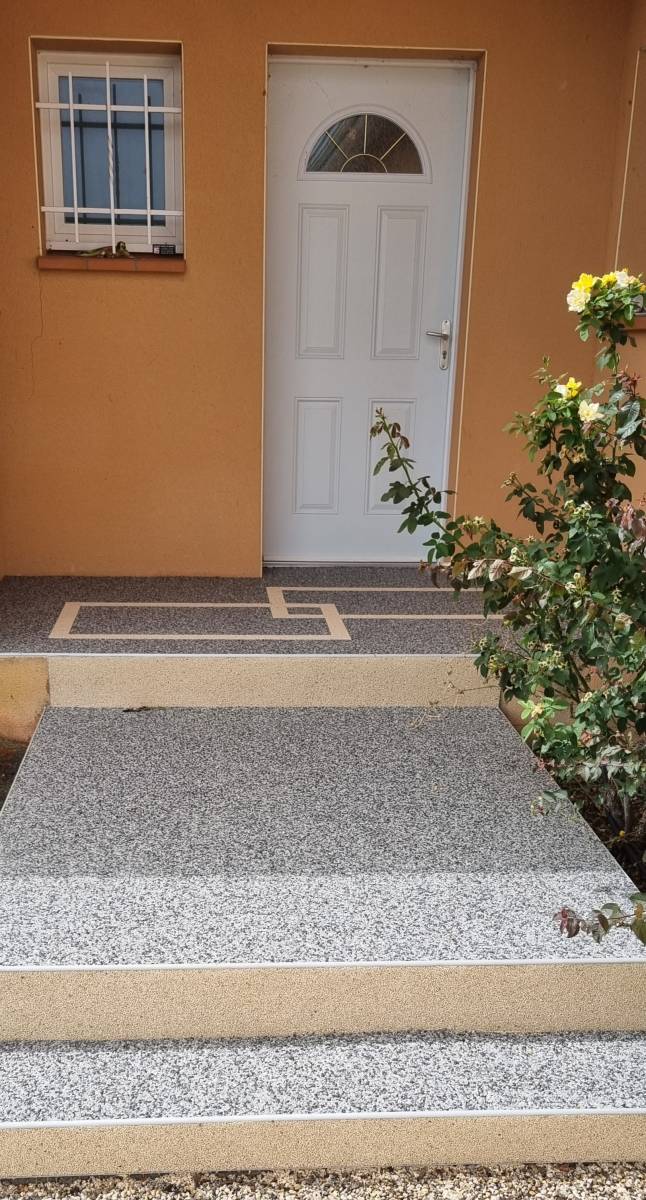 trouver un expert en moquette de pierre pour allées et plages de piscine avec revêtement antidérapant résistant aux UV Toulouse 31 en Haute-Garonne