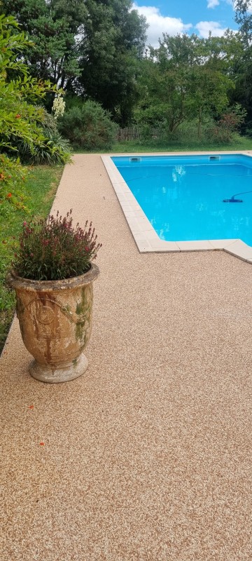 plage de piscine en moquette de pierre commune de Lassere Pradère en Occitanie