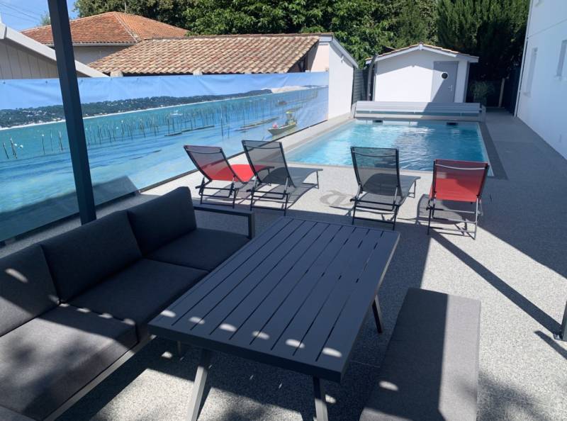 Plage de piscine moderne avec moquette de pierre en Ariège
