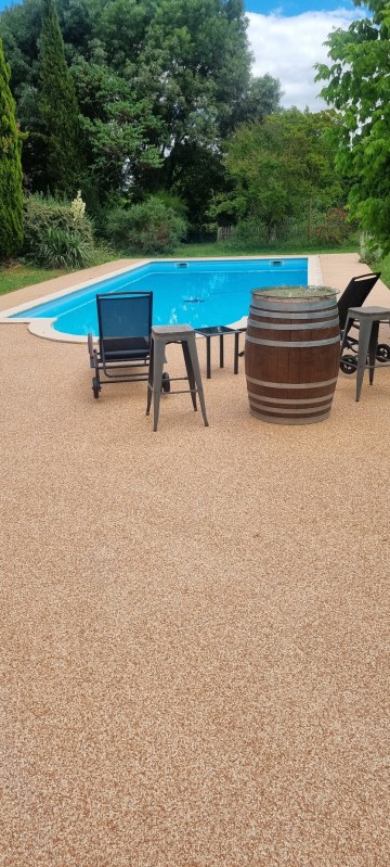 plage de piscine en moquette de pierre commune de Lassere Pradère en Occitanie