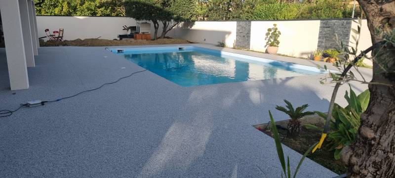 piscine en moquette de pierre