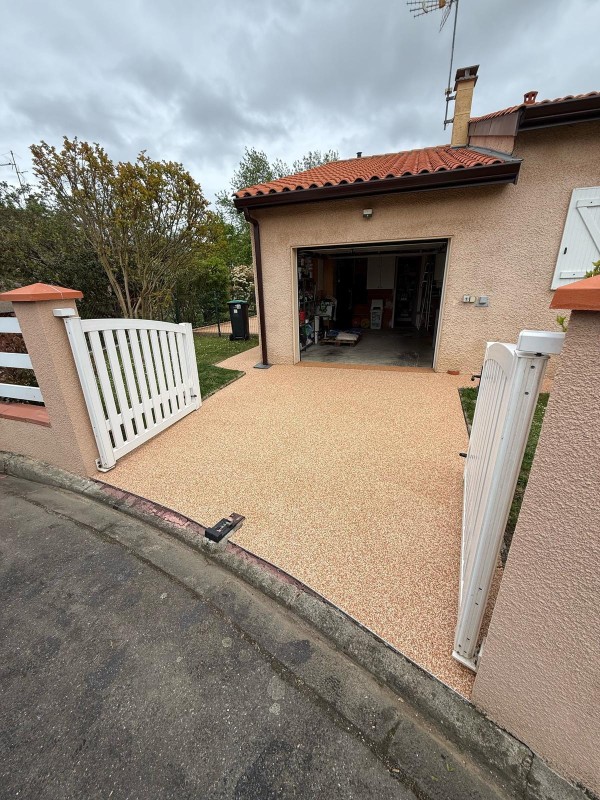 Réalisation d’une voie carrossable en moquette de pierre à Toulouse par OCCITANIE CRÉATION – Toulouse