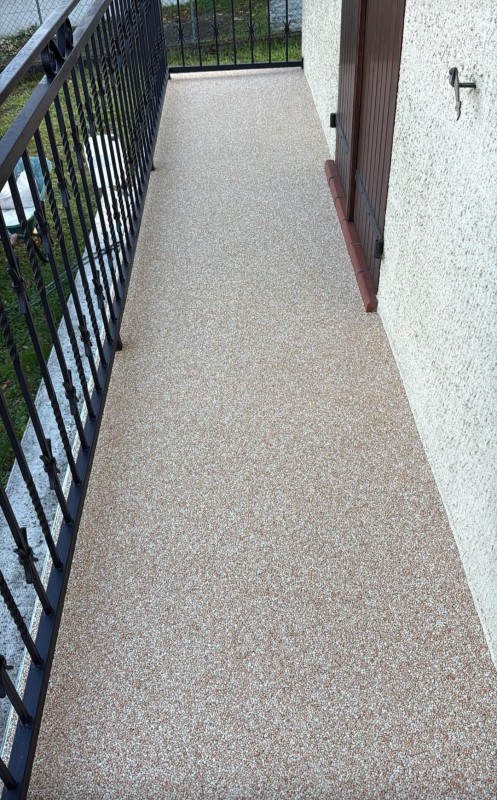 Réalisation d'un devant de maison et escalier en moquette de pierre sur Toulouse sur la région Occitanie