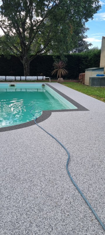 Réalisation d'un tour de piscine en Moquette de Pierre sur la commune de Merville en Occitanie