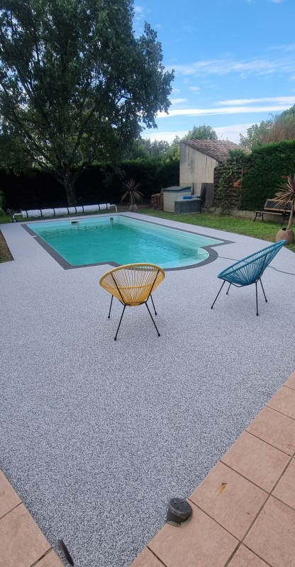 Réalisation d'un tour de piscine en Moquette de Pierre sur la commune de Merville en Occitanie