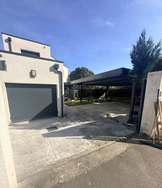 Réalisation d’une entrée de maison avec espace carrossable en moquette de pierre gris anthracite à Toulouse et Occitanie