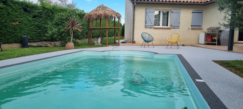 Réalisation d'un tour de piscine en Moquette de Pierre sur la commune de Merville en Occitanie