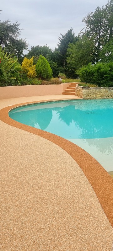 Réalisation d'une plage de piscine en Moquette de Pierre sur la commune de Paulhac en région Occitanie.