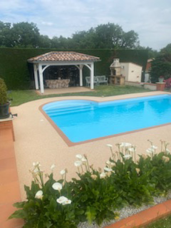 Réalisation d'une plage de piscine en Moquette de Pierre, Marbre et Résine sur la Région Toulousaine