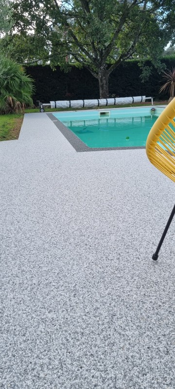Réalisation d'un tour de piscine en Moquette de Pierre sur la commune de Merville en Occitanie