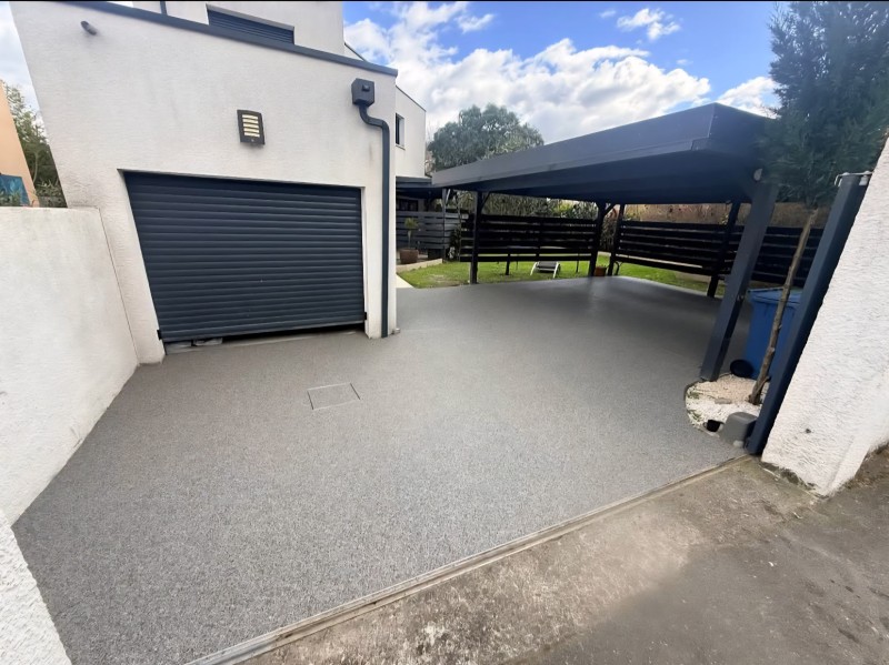 Réalisation d’une entrée de maison avec espace carrossable en moquette de pierre gris anthracite à Toulouse et Occitanie