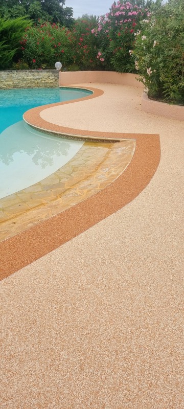 Réalisation d'une plage de piscine en Moquette de Pierre sur la commune de Paulhac en région Occitanie.