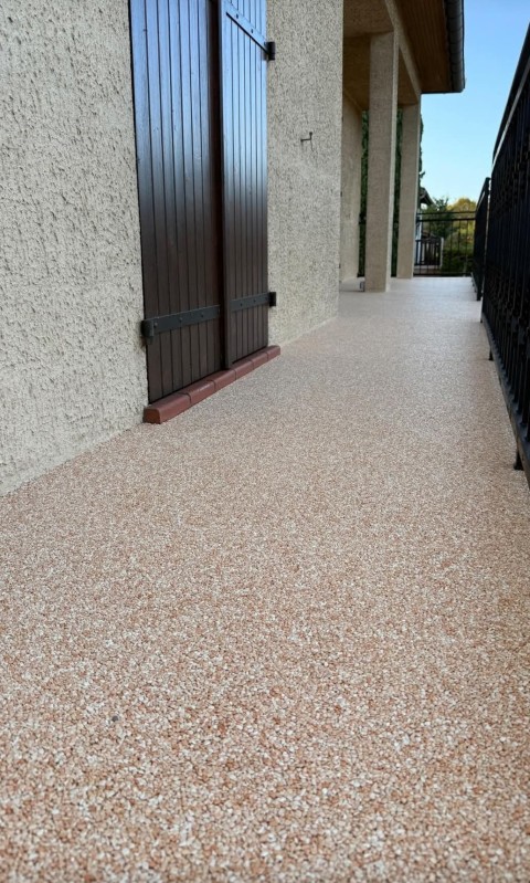 Réalisation d'un devant de maison et escalier en moquette de pierre sur Toulouse sur la région Occitanie