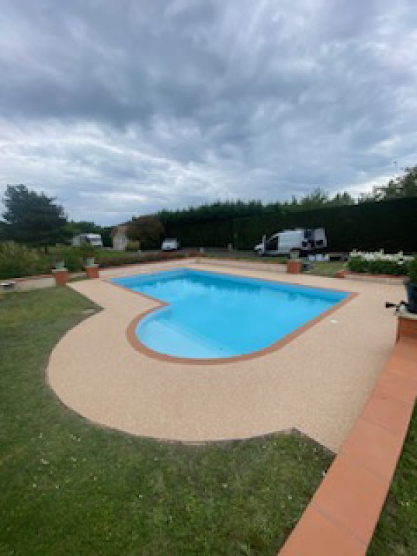 Réalisation d'une plage de piscine en Moquette de Pierre, Marbre et Résine sur la Région Toulousaine