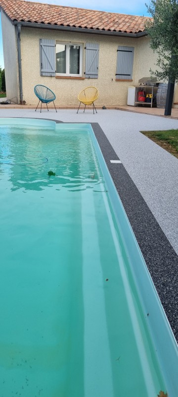 Réalisation d'un tour de piscine en Moquette de Pierre sur la commune de Merville en Occitanie