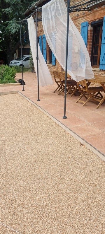 plage de piscine en moquette de pierre commune de Lassere Pradère en Occitanie