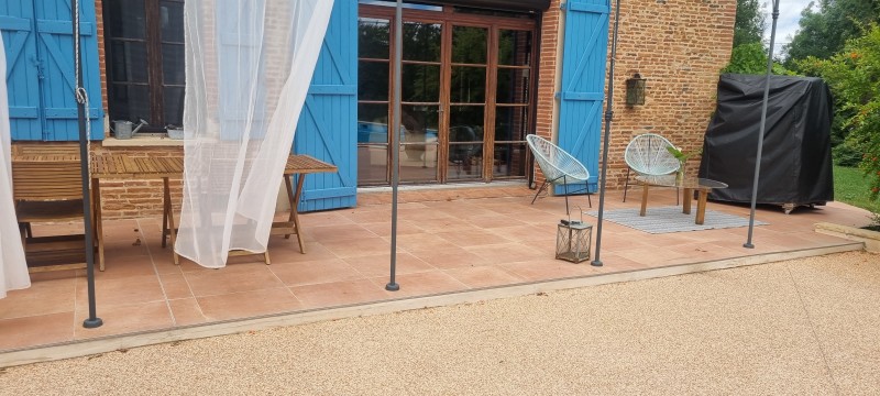 plage de piscine en moquette de pierre commune de Lassere Pradère en Occitanie