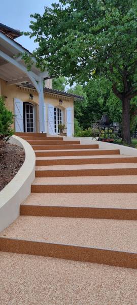 Aménagement de terrasse et escalier en résine et marbre à Muret 31600, près de Toulouse.
