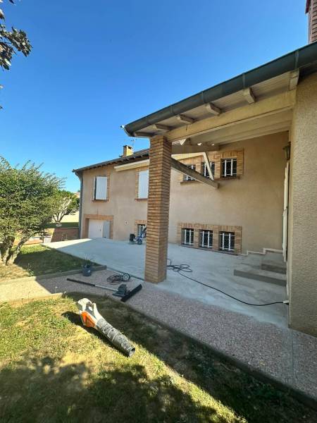 Aménagement de terrasse et escalier en résine et marbre à Muret 31600, près de Toulouse.
