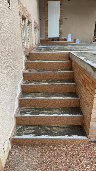 Aménagement de terrasse et escalier en résine et marbre à Muret 31600, près de Toulouse.
