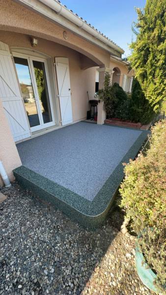 Terrasse en Marbre et résine en gris et vert sur Toulouse