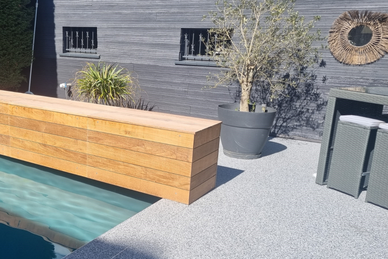 Réalisation d'une plage de piscine et terrasse en moquette gris  à Aussonne