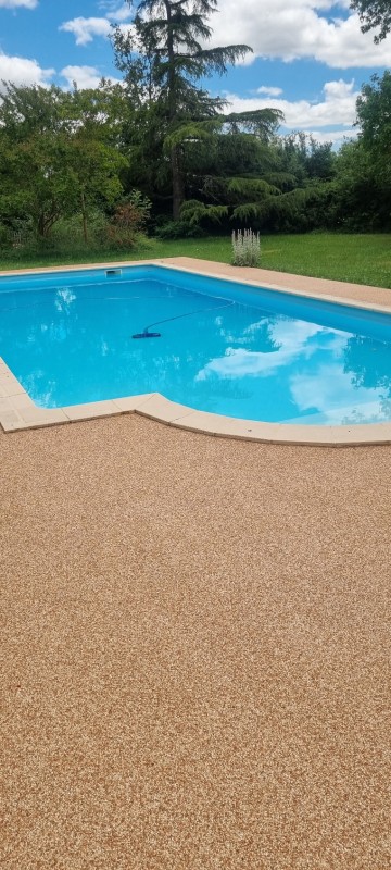 plage de piscine en moquette de pierre commune de Lassere Pradère en Occitanie