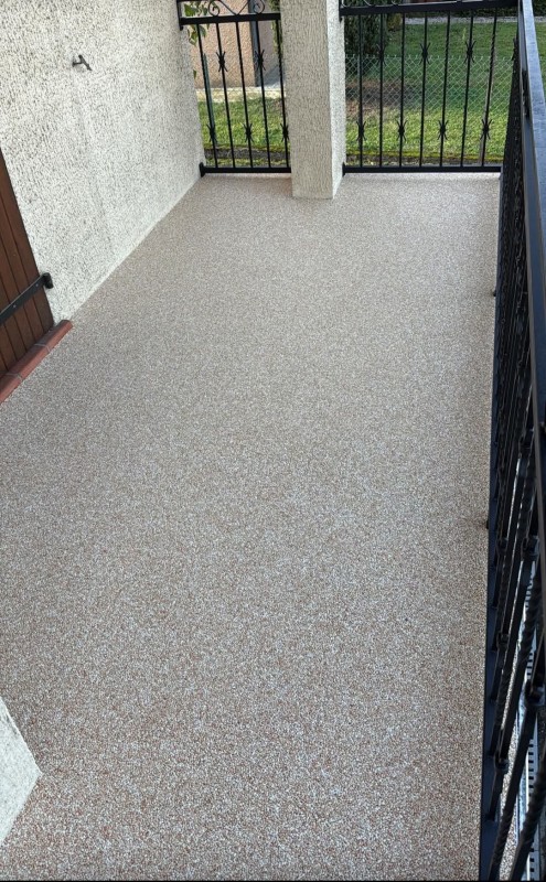 Réalisation d'un devant de maison et escalier en moquette de pierre sur Toulouse sur la région Occitanie