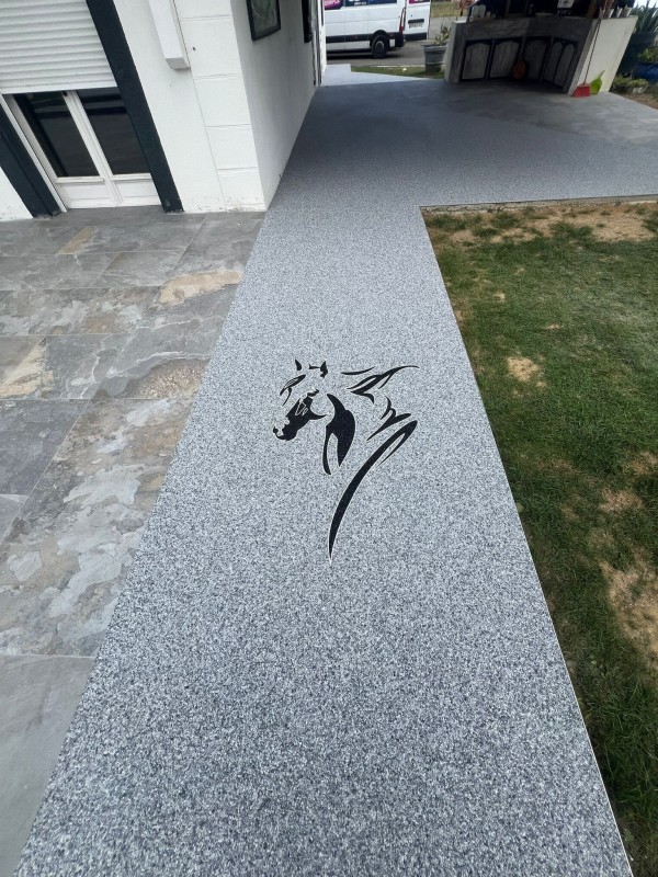 Réalisation d'un espace extérieur  en Moquette de Pierre en Ariège dans la commune de Coussa.