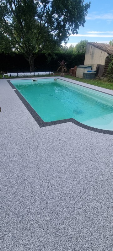 Réalisation d'un tour de piscine en Moquette de Pierre sur la commune de Merville en Occitanie