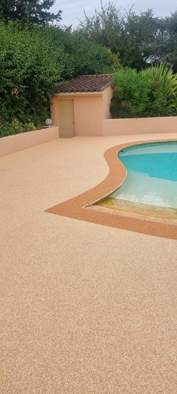 Réalisation d'une plage de piscine en Moquette de Pierre sur la commune de Paulhac en région Occitanie.
