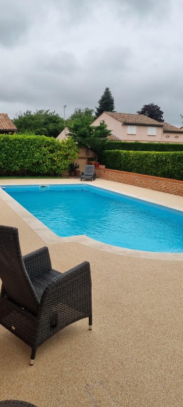 Réalisation d'un tour de piscine en moquette de pierre à Tournefeuille region Toulousaine par Occitanie Création