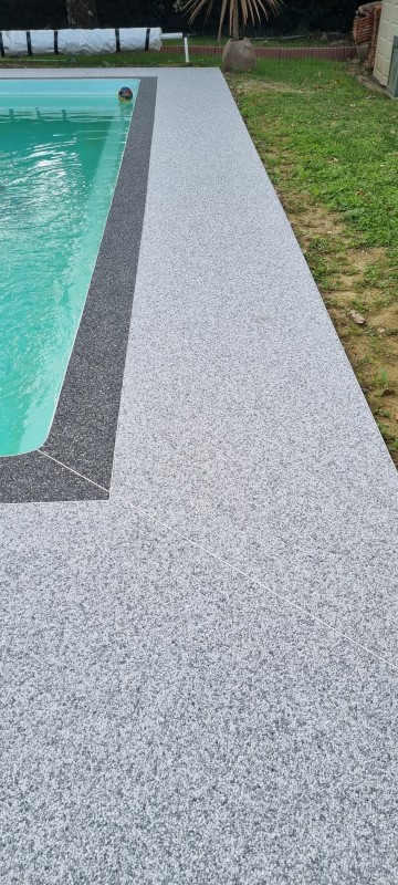 Réalisation d'un tour de piscine en Moquette de Pierre sur la commune de Merville en Occitanie