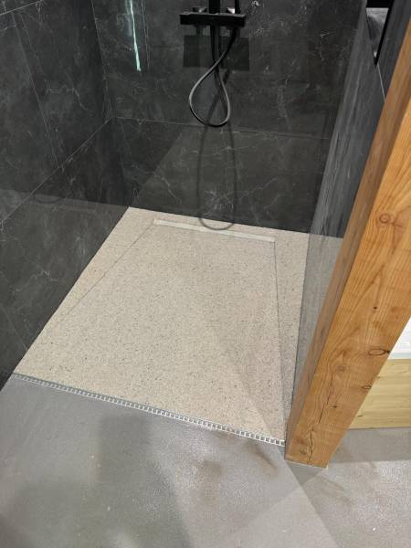 Douche en Moquette de Pierre
